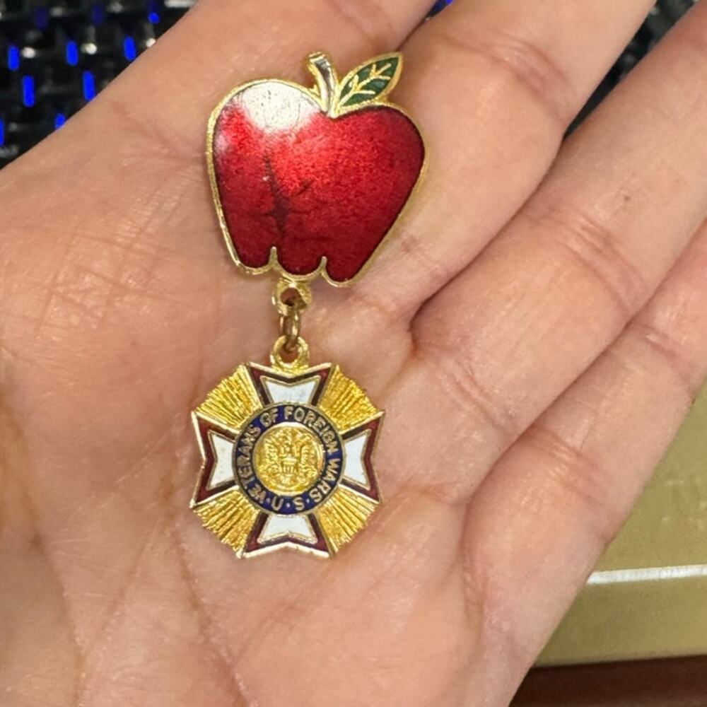 VFW Veterans Of Foreign Wars Ladies Auxillary Teacher pin with an enamel apple